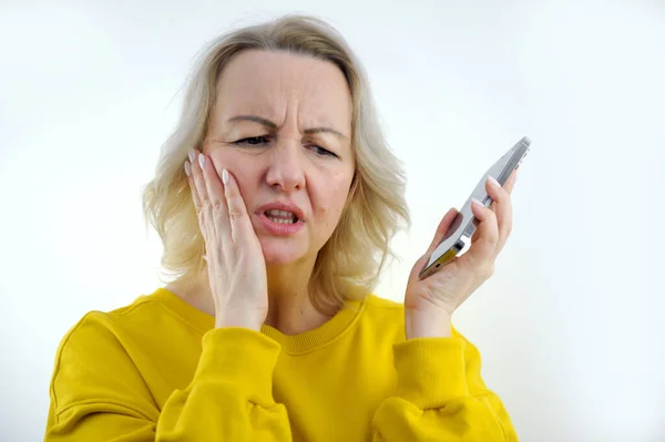 Ból Zęba Kobieta Trzymając Rękę Policzku Pomarszczone Czoło Bardzo Zdenerwowany — Zdjęcie stockowe