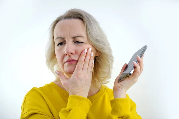 Mulher Dor Dente Infelizmente Mantém Mão Sua Bochecha Manicure Branco — Fotografia de Stock