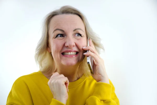 Kobieta Zachwycony Raduje Śmieje Się Rozmawia Przez Telefon Dobre Wiadomości — Zdjęcie stockowe