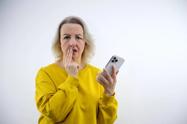 Przestraszony Doświadczenie Dorosła Kobieta Telefonem Rękach Umieścić Dwa Palce Ustach — Zdjęcie stockowe