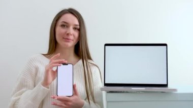 Güzel, güzel, güzel bir kadın ol. Beyaz ekran ile telefonu tut. Güzel, nötr ofis çalışanı, narin, genç ve güzel bir bayanın bilgisayarına reklam vermek için.