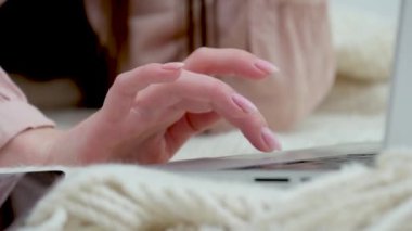 Ekoseli bir aramada uzanan klavyede parmağınızı kaydırın İnternet sosyal ağları çevrimiçi internet sevgi, göğüs, duygusal, sosyal medya, sohbet, e-posta, çevrimiçi, serbest, samimi.