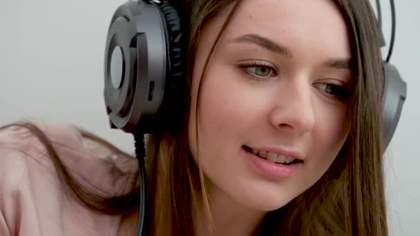 Vacker Kvinna Som Lyssnar Musik Med Hörlurar Sitt Fridfulla Hem — Stockvideo