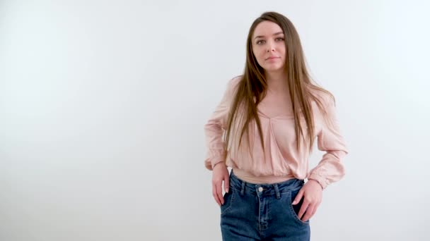 Cámara Lenta Vídeo Hermosa Chica Jeans Manos Bolsillos Sobre Fondo — Vídeos de Stock