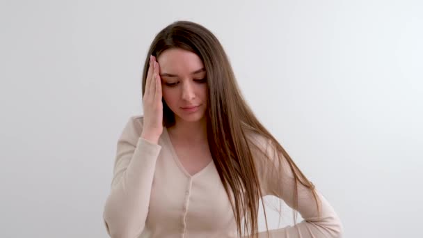 Kopfschmerzen Mädchen Hält Kopf Richten Ihr Haar Müdigkeit Brauchen Ruhe — Stockvideo