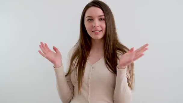Klaszczcie Dłonie Dziewczyna Białym Tle Uśmiecha Się Patrzy Ramkę Sukces — Wideo stockowe