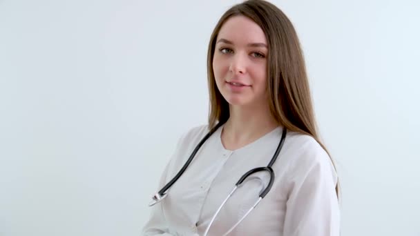 Fecha Retrato Sorrindo Jovem Médico Mulher Adulta Vestindo Casaco Médico — Vídeo de Stock