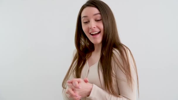 Яскрава Дівчина Тримає Руки Складені Біля Грудей Пальці Схрещені Відкрили — стокове відео