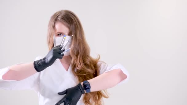 Beautiful Woman Dentist White Suit White Mask Flowing Hair Holds — Stock Video