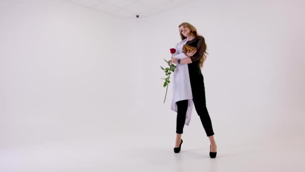 Vysoká Pata Dívka Napůl Oblečená Bílých Lékařských Šatech Volba Mezi — Stock video