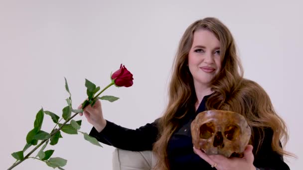 Яскраво Складна Жінка Руках Черепом Троянда Нюхає Троянду Білому Тлі — стокове відео