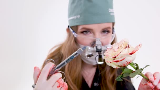 閉じ込められた女性はバラの花を引き裂き 花弁を投げる手を血で染めた 不幸な愛の概念芸術 魔術の儀式 高品質4K映像 — ストック動画