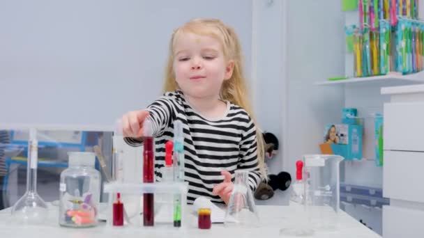 Dziewczyna Swetrze Paski Wybiera Probówkę Czerwoną Farbą Laboratorium Chemicznym Dla — Wideo stockowe
