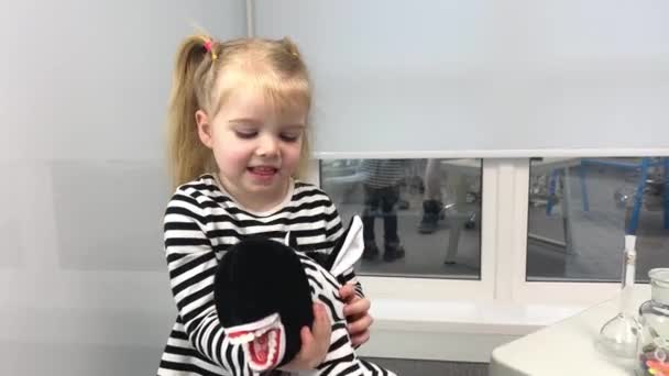 Маленька Дівчинка Смугастій Футболці Якою Іграшковою Зеброю Кімнаті Жалюзі Вікні — стокове відео