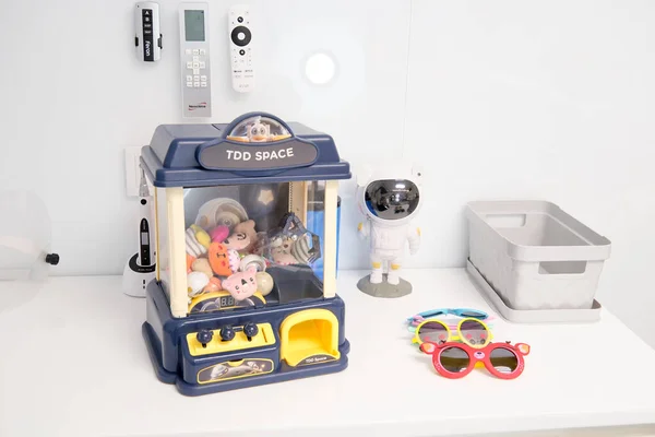 拉出软玩具的自动售货机玩具娃娃用夹钳把玩具拉上来 在硬币操作机上销售 Tdd Space乌克兰2023 — 图库照片