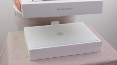 Apple Macbook 'un yeni dizüstü bilgisayar modelinin kutusunu evde M1pro işlemciyle açıyorum. Yüksek kalite 4k görüntü Ukrayna 2023