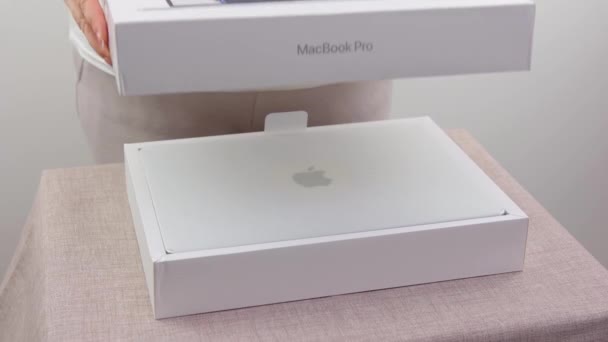 Unboxing Den Nya Laptopmodellen Från Apple Macbook Pro Inch Med — Stockvideo
