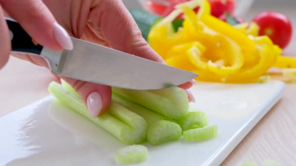 Ruce Krájející Celerová Stébla Nožem Malé Plátky Kovový Nůž Krájí — Stock video