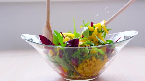 Ženské Ruce Míchání Dřevěnou Lžící Ingredience Zeleniny Čerstvém Lahodném Salátu — Stock video