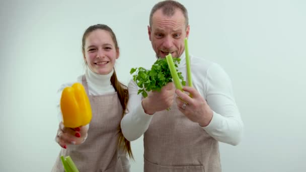 Sebze Reklamı Için Pankart Önlüklü Iki Insan Gülümsüyor Harika Ürünler — Stok video