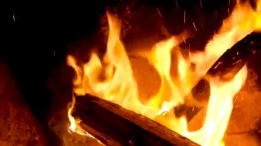 Siyah arka planda kamp ateşinden kıvılcımlar çıkan alevler. Yüksek kalite 4k görüntü