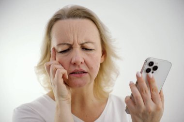 Olumsuz düşünceler şakaktaki işaret parmağını telefonun eline koydu. Endişe telefon bekle. Endişe etme.