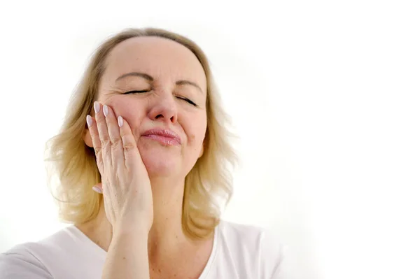 Ból Zęba Uroczy Kobieta Średnim Wieku Trzyma Policzek Zezowate Oczy — Zdjęcie stockowe