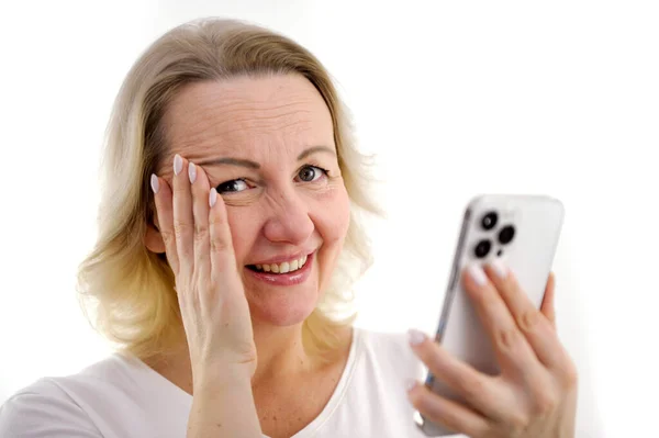 Verlegenheid Ongemak Ervaringen Zelfverwijt Vrouw Glimlacht Beschaamd Kijkt Naar Camera — Stockfoto