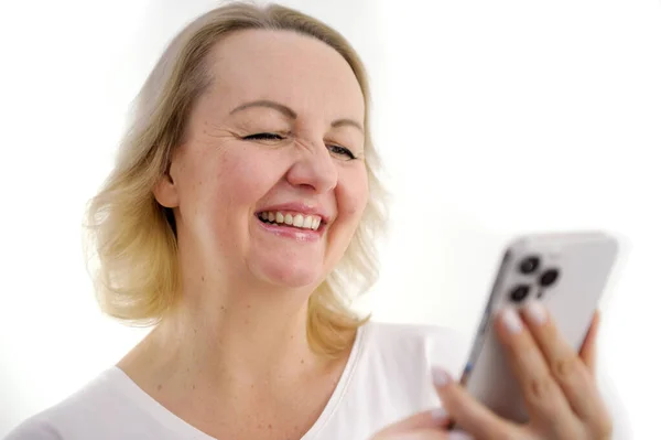 Oprecht Lachen Glimlach Vrouw Kijken Naar Telefoon Het Lezen Van — Stockfoto