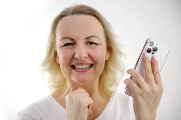 Счастливая Довольная Женщина Улыбается Сильно Держит Телефон Веселой Улыбкой Приятный — стоковое фото