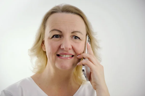 Niespodziewana Niespodzianka Kobieta Mówiąca Przez Telefon Nieprzyjemny Uśmiech Szeroko Otwarte — Zdjęcie stockowe