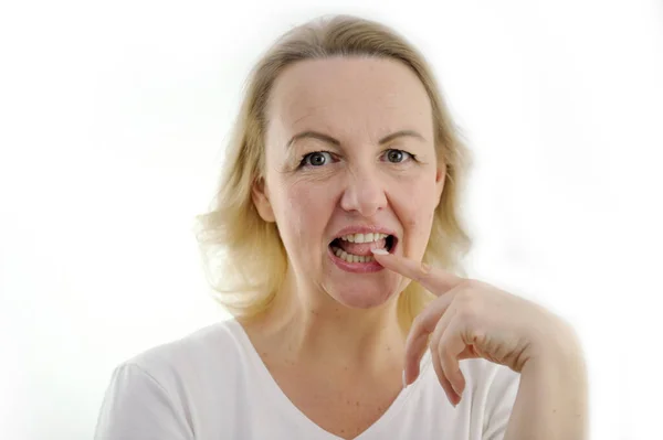 Pomyśl Nad Propozycją Kobieta Bit Palec Wskazujący Zębami Otwarte Oczy — Zdjęcie stockowe