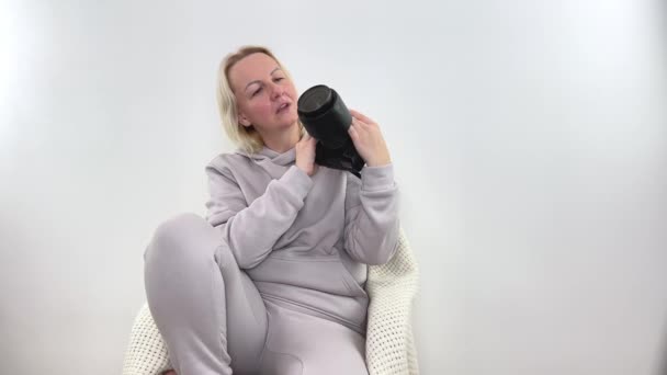 Kobieta Fotograf Robi Zdjęcia Profesjonalnym Aparacie Nikon Sesja Zdjęciowa Wnętrzu — Wideo stockowe