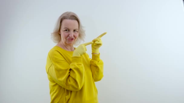 Frau Gelben Latex Handschuhen Und Heller Kleidung Zeigt Auf Eine — Stockvideo