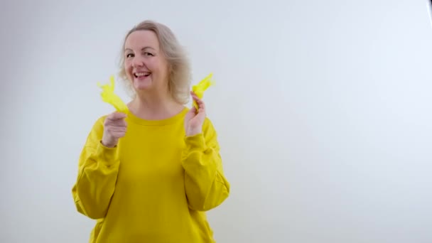 Γυναίκα Βάζει Κίτρινα Γάντια Λάτεξ Στα Χέρια Της Όμορφη Σέξι — Αρχείο Βίντεο