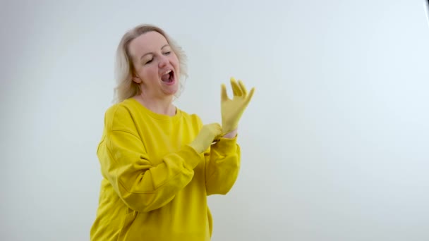 Sarı Eldivenleri Mavi Arka Planda Beyaz Melamin Sünger Hanımı Lateks — Stok video