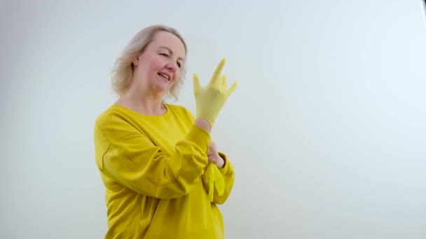Yaşlanmış Sarı Kauçuk Eldivenli Güzel Bir Kadın Parlak Sarı Eldivenler — Stok video