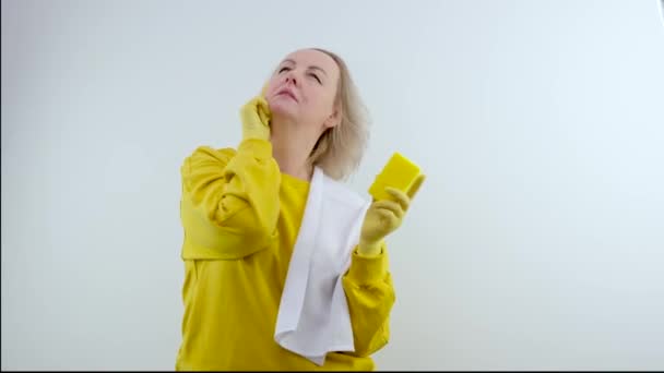 Καθαρισμός Σπιτιού Γυναίκα Εταιρεία Καθαρισμού Δείχνει Τον Αντίχειρα Επάνω Κίτρινα — Αρχείο Βίντεο