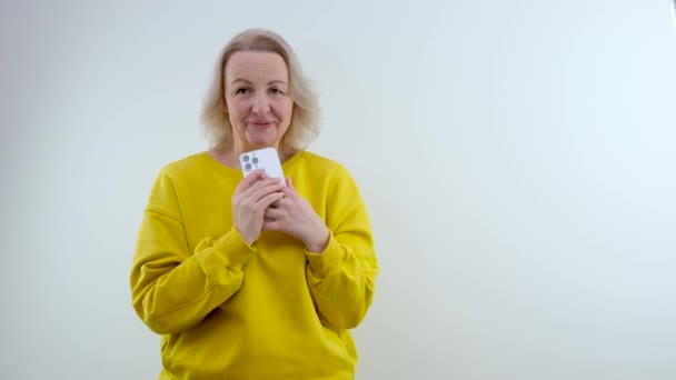 Şirin Bir Kadın Elinde Telefonla Bir Şeyler Çeviriyor Birilerine Gülümsemek — Stok video