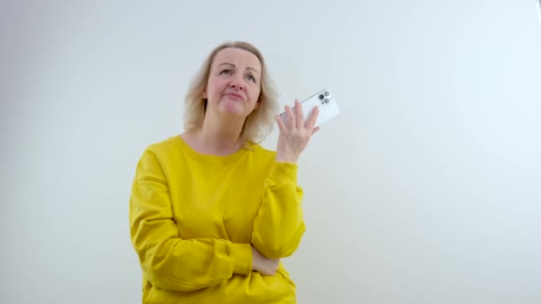 Недовольная Грустная Женщина Руках Телефоном Вытянутыми Губами Стоит Расстроенный Белом — стоковое видео