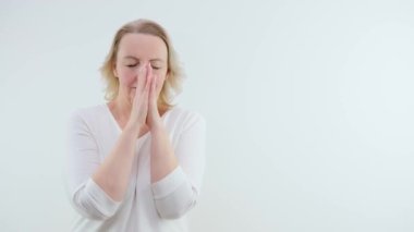 Büyük arzu kadın dua eder gibi ellerini kavuşturdu ve hafifçe gülümsedi dudaklarını çaprazladı mesaj reklamı umudu için ellerini göğsüne koydu.