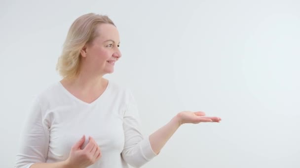 Vrouw Van Middelbare Leeftijd Schattig Mooie Shows Met Haar Hand — Stockvideo