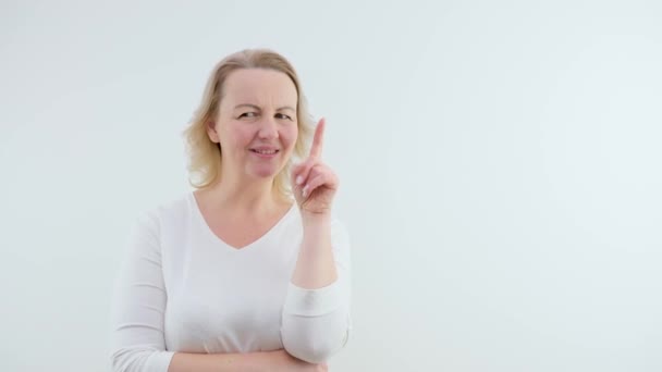 Frau Erregt Aufmerksamkeit Erhobener Zeigefinger Nachdem Sie Mit Dem Finger — Stockvideo