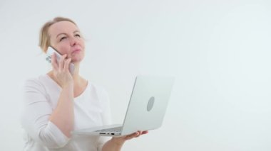 Elinde telefon olan bir kadın aradığında ne söyleyeceğine karar verir. Endişelenmek için dizüstü bilgisayar kararsızlığına bakıyor. Gözleri kapalı koşmayı düşünüyor. Beyaz arka plan beklentisi heyecan verici.