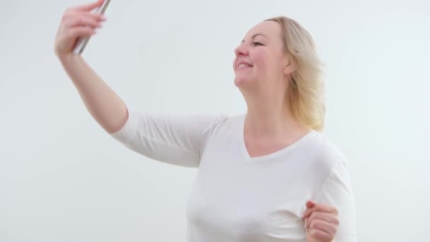 Wanita Melihat Telepon Membuat Selfie Tersenyum Meluruskan Rambutnya Jepit Rambutnya — Stok Video