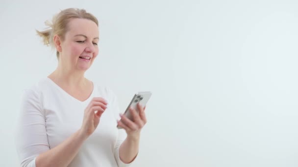 Домохозяйка Танцует Руках Телефоном Хорошая Музыка Хорошие Новости Смотреть Смешное — стоковое видео
