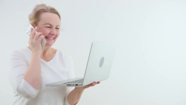Middle Aged Woman Housewife Shouting Loudly Waving Hands Phone Laptop — Stock Video