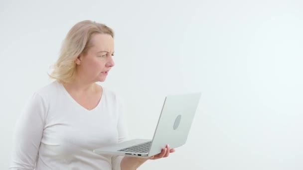 Mulher Digitando Laptop Ouve Uma Chamada Telefônica Ela Está Distraída — Vídeo de Stock