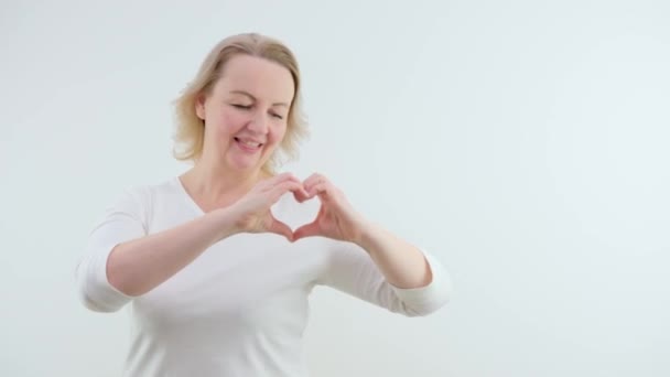 Många Olika Känslor Kvinna Glad Visar Hjärta Med Händerna Dansar — Stockvideo