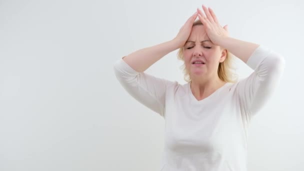 Schwere Kopfschmerzen Migräne Frau Hält Hände Schläfe Augen Geschlossen Falte — Stockvideo